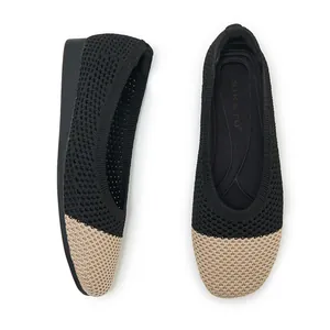 Details von atmungsaktiven Fly-Knit-Flachschuhen mit Mesh-Textur und schwarzer Sohle