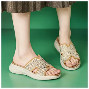 Detail van H-vormige strass-uitsnijding op khaki plateauzool sandalen voor dames