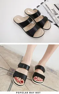 Détail de sandales compensées pour femmes avec velcro et semelle de massage noir et beige