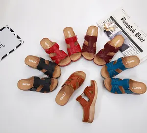 Vue de dessus de sandales compensées pour femmes en cinq couleurs au design ajouré