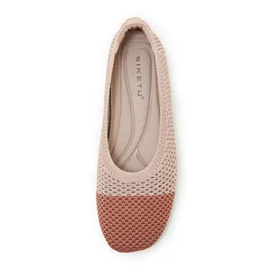 Detailansicht zweifarbiger Strick-Ballerinas in Beige und Rostrot mit spitzer Kappe