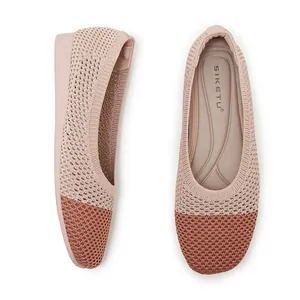 Draufsicht auf bequeme, spitze Strickflachschuhe mit Netzstruktur in Rosa und Braun
