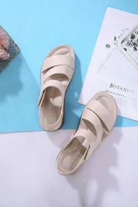 Dettaglio di sandali beige da donna con cinturini incrociati e sottopiede imbottito