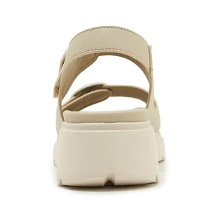 Vista posteriore di sandali con zeppa beige in pelle martellata e suole spesse antiscivolo