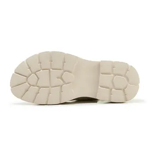 Dettaglio della suola beige per sandalo con zeppa e trama antiscivolo profonda