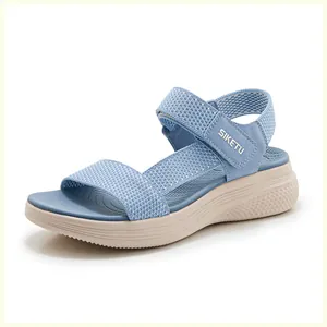 Détail de sandales compensées bleu ciel avec bride velcro et semelle épaisse antidérapante