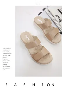 Détail des brides velcro réglables et de la semelle intérieure de massage des sandales