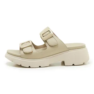 Detailansicht der beigefarbenen Plateau-Sandalen mit zwei breiten Riemen und Schnallen