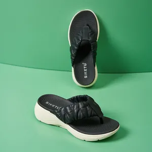 Detailansicht der Damen-Plateau-Flip-Flops mit gesteppten Riemen und gewellter Texturierung