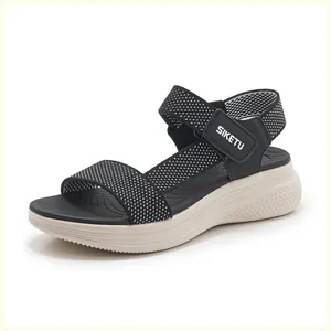 Détail de la sandale de sport pour femme en maille noire avec sangle velcro réglable
