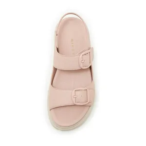 Dettaglio di sandali con zeppa rosa con fibbie metalliche e cinturino sul tallone