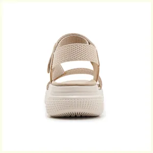 Vue arrière de sandales compensées beige avec tissu mesh respirant et bride réglable
