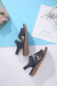 Dettaglio sandali con zeppa blu scuro con suola platform marrone antiscivolo e cinturini