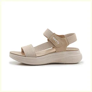 Vue latérale de sandales compensées kaki avec brides tissées et fermeture velcro