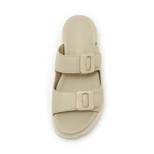 Draufsicht auf beige Plateau-Sandalen mit zwei Schnallenriemen und SKECHERS-Logo