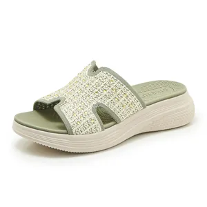 Detail van de saliegroene wedge sandaal met H-band en fonkelende strass-steentjes decor