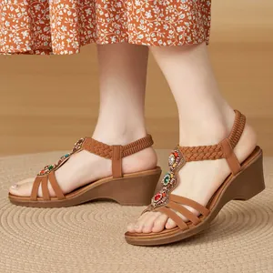Sandales compensées marron bohème avec perles en bois et strass colorés sur bride en T