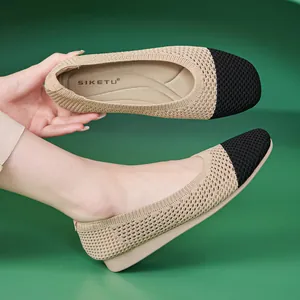 Minimalistische beige Strick-Ballerinas mit schwarzer Kappe für bequemen täglichen Komfort