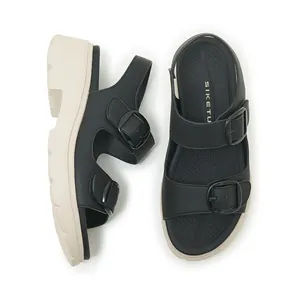 Vista dettagliata di sandali neri platform con fibbie metalliche e suole antiscivolo