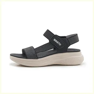 Vue latérale de sandale compensée noire pour femme avec maille et semelle épaisse beige
