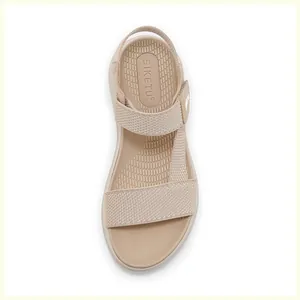 Vue de dessus des sandales plates tissées beiges pour femmes avec sangles velcro