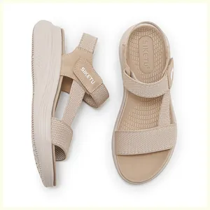 Vue à plat de sandales de sport à plateforme beige avec brides élastiques et velcro