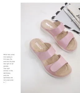 Vue détaillée des sandales compensées roses avec semelle ergonomique et bride velcro