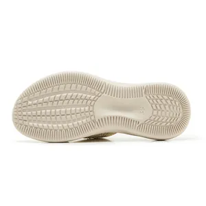 Detail van de beige antislipzool met gripprofiel en gegraveerde schoenmaat 36
