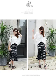 Ensemble d'été chic avec haut blanc à volants et jupe midi noire à pois en style urbain