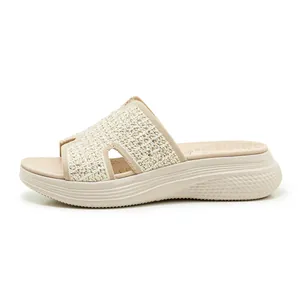 Detailweergave van beige sleehak sandalen met glinsterende strass-steentjes op de band