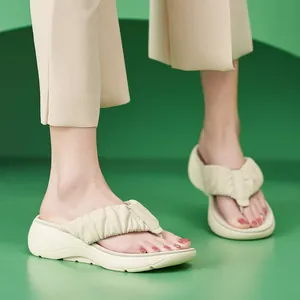 Schicke cremefarbene Plateausandalen mit plissierten Riemen und ergonomischer Keilsohle