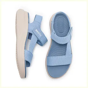 Vue détaillée de sandales de sport bleu clair avec velcro et semelle épaisse beige antidérapante