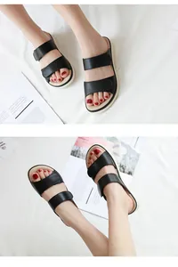 Détails des brides réglables à velcro sur des sandales à plateforme noires pour femme