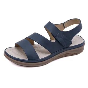 Dettaglio di sandali blu navy da donna con cuciture decorative e suola in gomma testurizzata
