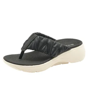 Damen Plateausandalen mit gerafften schwarzen Riemen und leichter MD Sportsohle