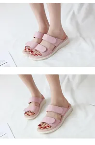 Détail de sandales roses à double bride avec velcro ajustable et semelle éponge douce