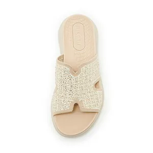 Bovenaanzicht van beige sleehak sandalen met glinsterende strass steentjes en voetbed