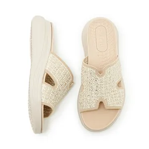 Macro-opname van beige platform sandalen met strass H-band en het merklogo