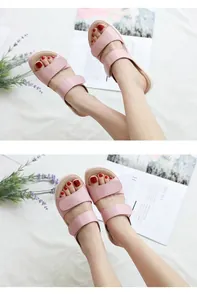 Détail de sandales roses pour femmes avec semelle ergonomique et brides auto-agrippantes