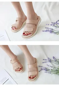 Détail de sandales bicolores avec brides velcro réglables et semelles épaisses confortables