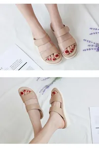 Détail de sandales compensées beige avec doubles brides réglables et semelle blanche