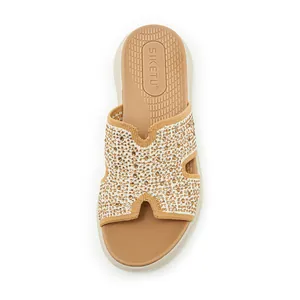 Detail van gebreide textuur met gouden strass en een antislip voetbed van het merk