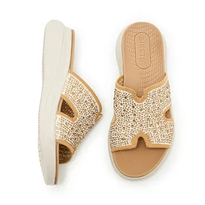 Macro-opname van gebreide H-band sandalen met gouden strass-steentjes en plateauzool