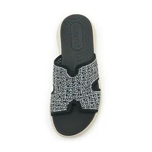 Detailweergave van zwarte dames wedge sandalen met glinsterende strassteentjes en zacht voetbed