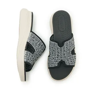 Detailoverzicht van dames sleehak sandalen met zwart-witte gebreide bandjes en strass