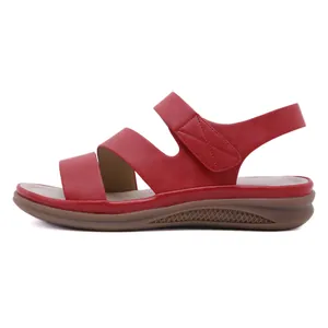 Sandali rossi da donna con cinturino triplo e suola spessa marrone con texture