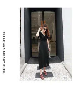 Robe noire élégante à col en V avec volants portée avec des sandales marron à lacets