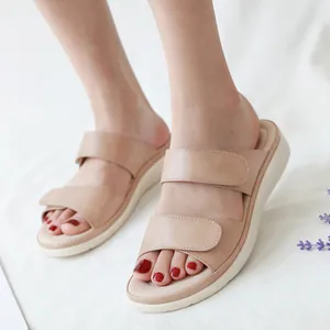 Sandales plates beiges pour femmes avec doubles brides velcro réglables et semelle confort