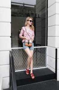 Style d'été urbain avec chemise à carreaux roses, short en jean bleu et sandales compensées