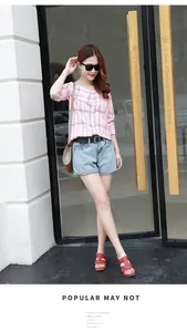 Tenue d'extérieur avec chemise à carreaux rose, short en jean et sandales ajourées rouges